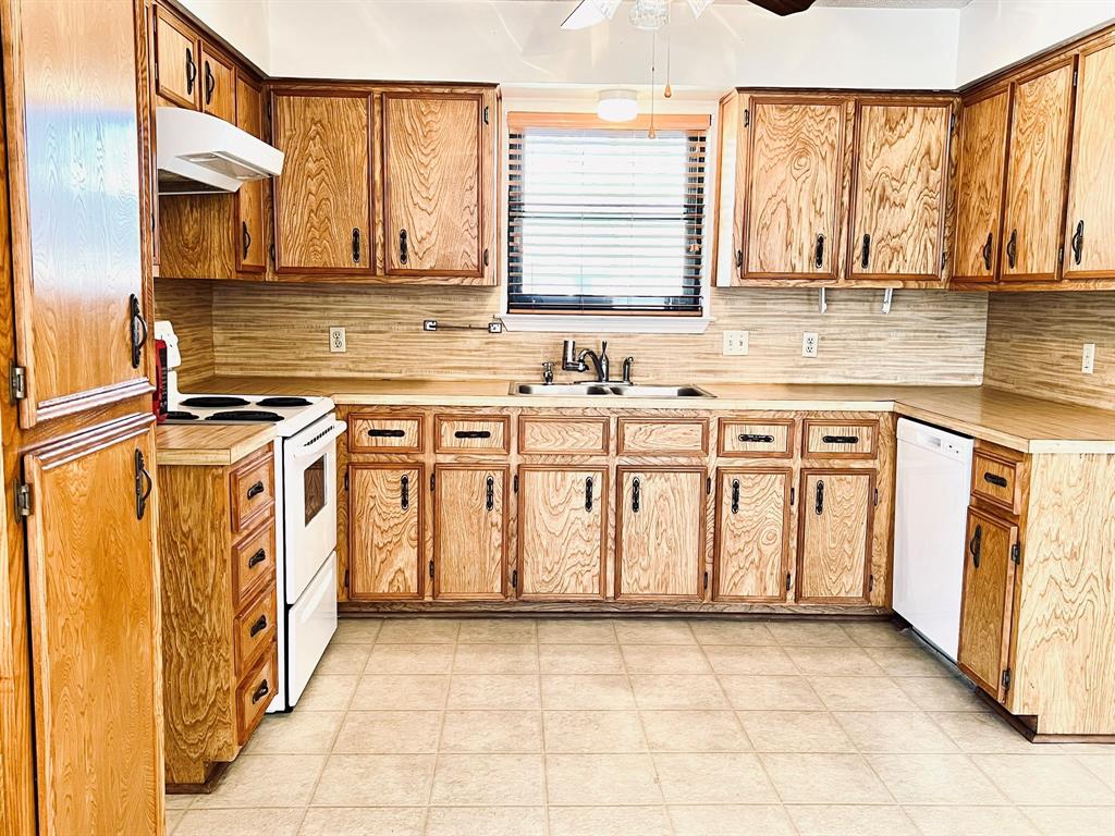 330 E Milam Street, La Grange, Texas image 8