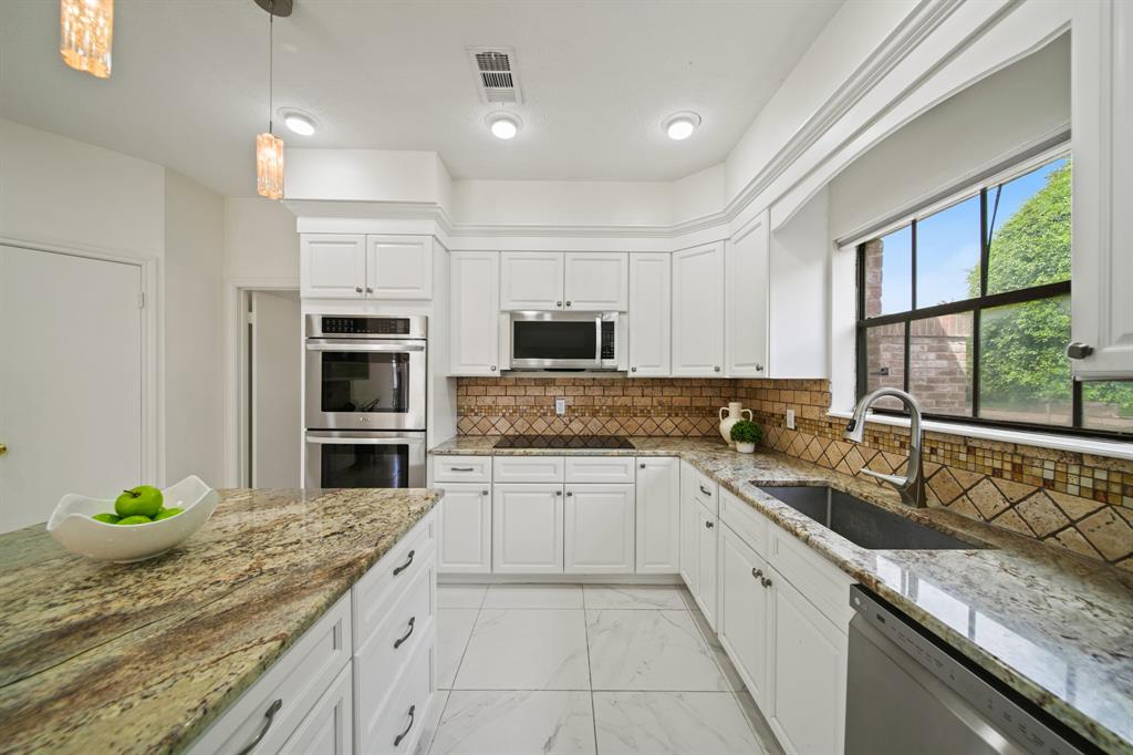 203 Laurel Springs Court, Sugar Land, Texas image 9