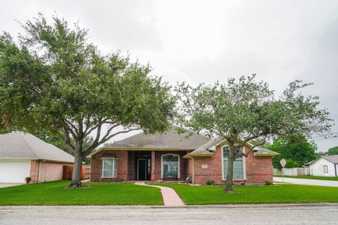 Single Family Residence in El Campo TX 1315 Donna Drive.jpg