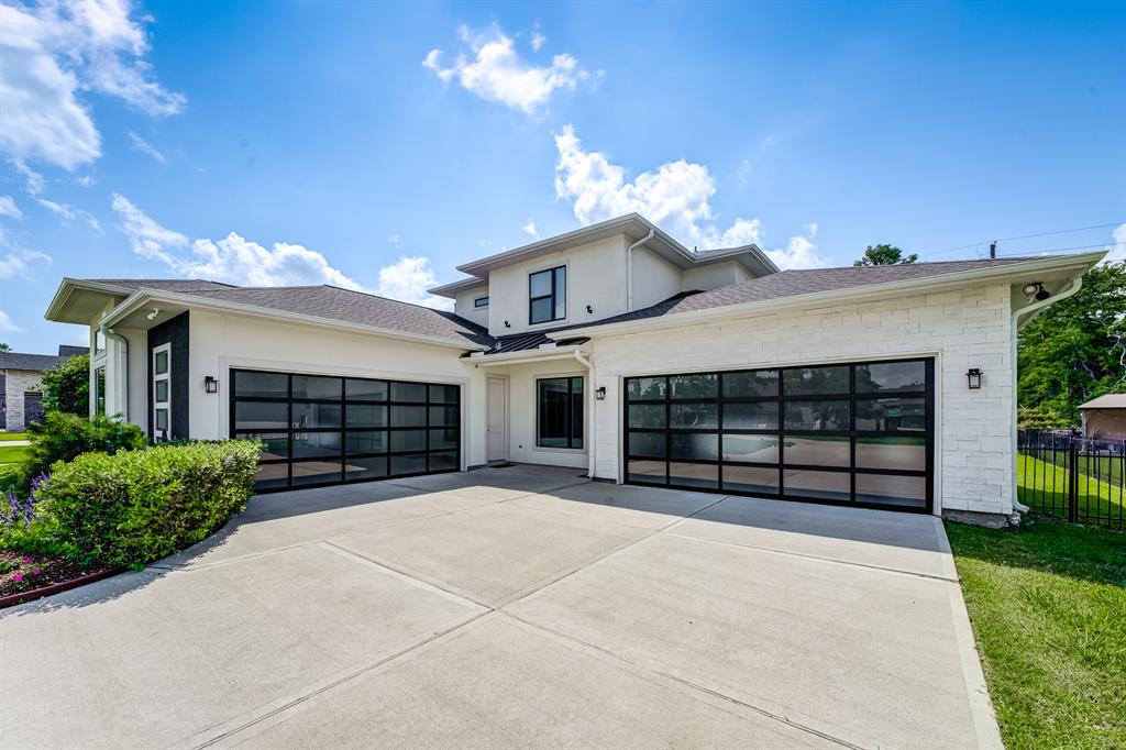 1002 Royal Lakes Manor Boulevard, Richmond, Texas image 3