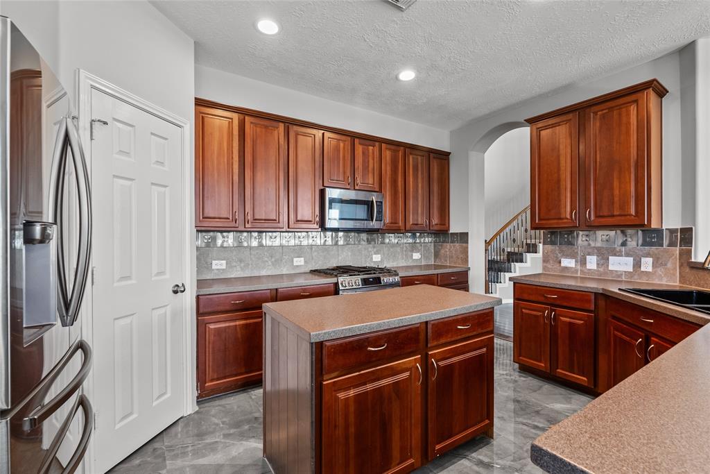 617 Forest Village Circle, La Marque, Texas image 12