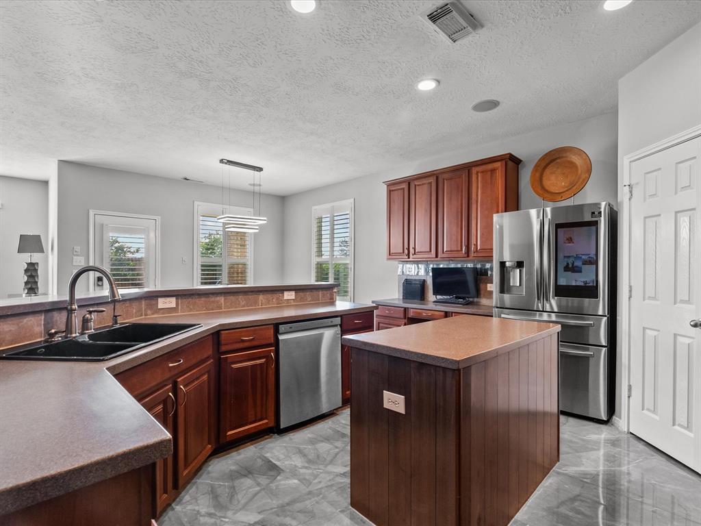 617 Forest Village Circle, La Marque, Texas image 11