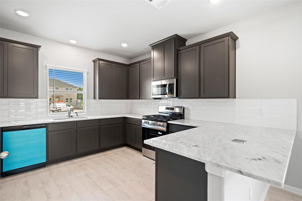 3211 Falling Brook Drive, Baytown, Texas image 11