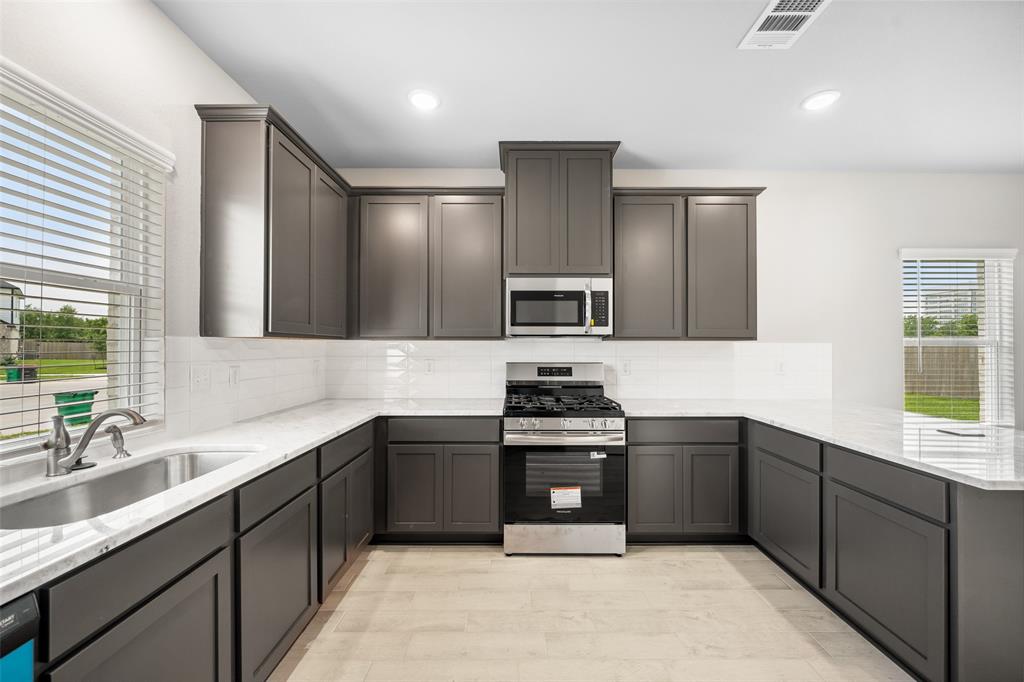 3211 Falling Brook Drive, Baytown, Texas image 10
