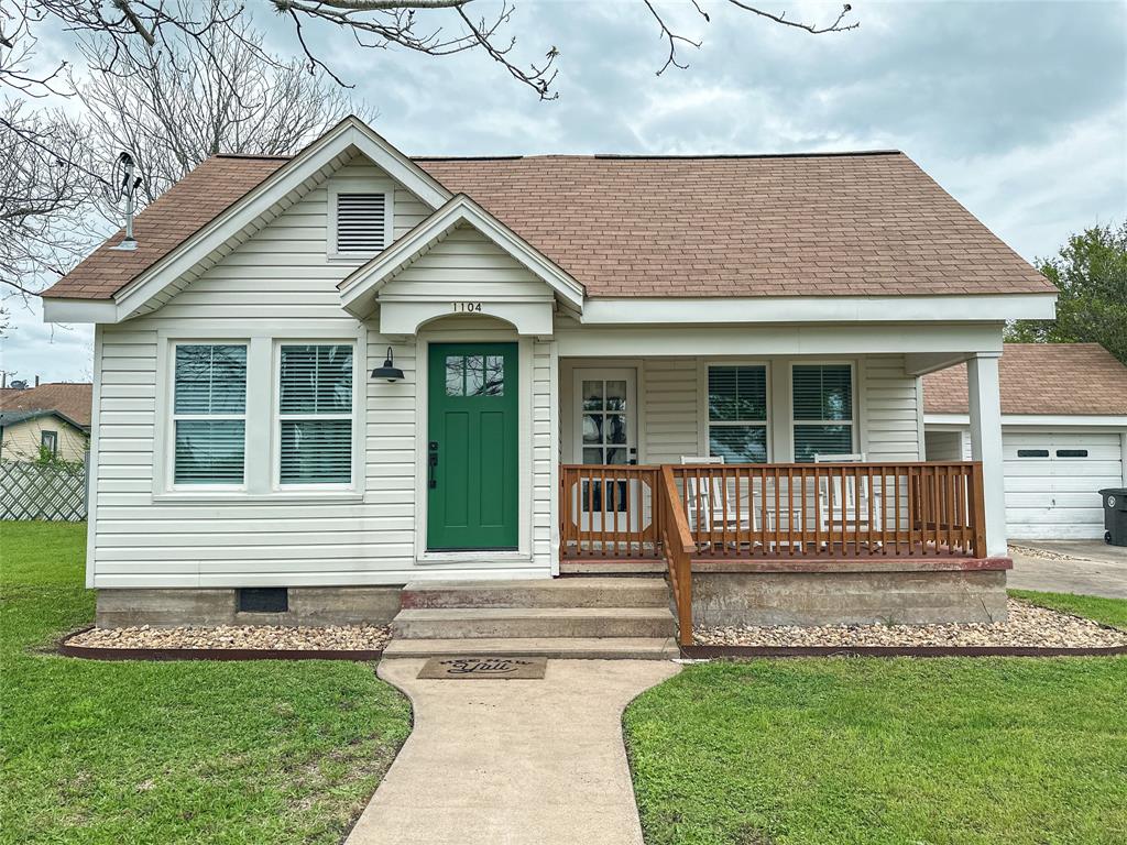 1104 Kessler Avenue, Schulenburg, Texas image 1