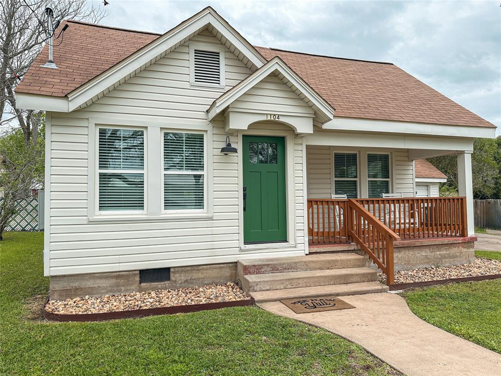 1104 Kessler Avenue, Schulenburg, Texas image 2