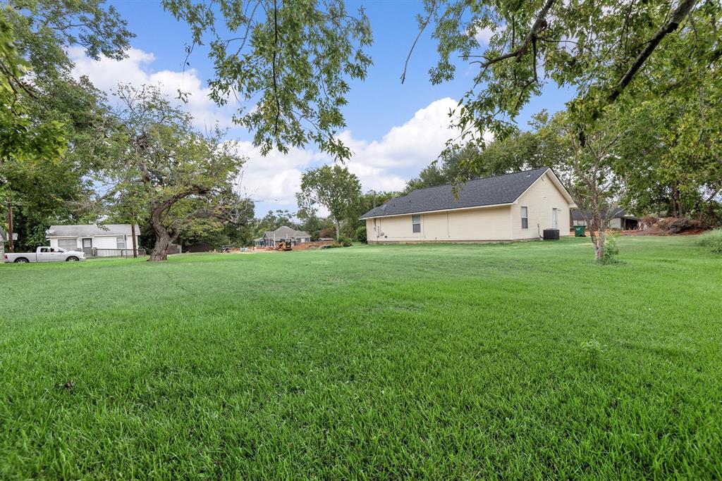 1304 E Alamo Street, Brenham, Texas image 31