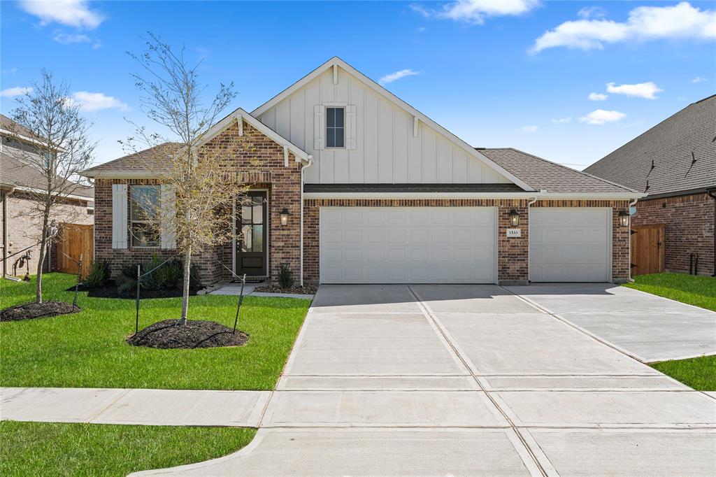 1533 Apache Heights Drive, Dayton, Texas image 1