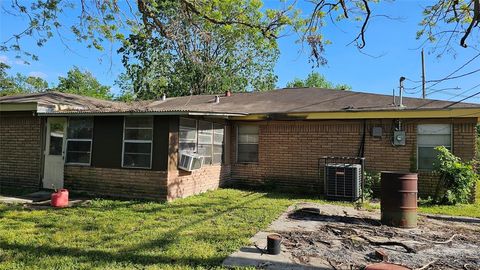 Photo of 872 Lovers Lane, Houston, TX 77091 (MLS # 10245133) Photo of 872 Lovers Lane, Houston, TX 77091 (MLS # 10245133)