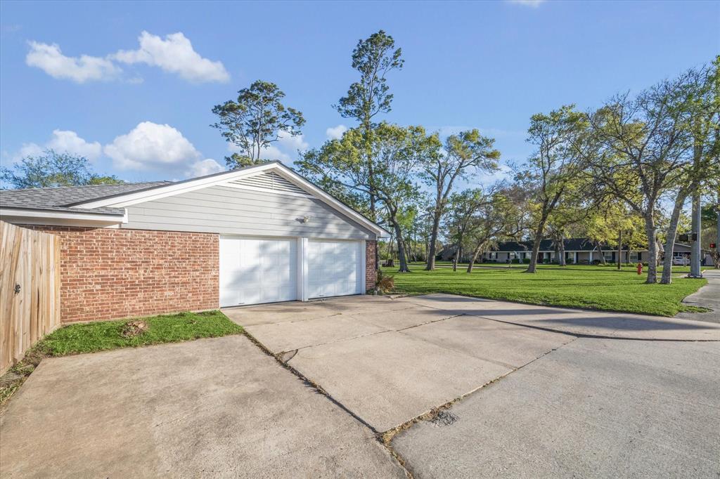 101 Royal Court, Friendswood, Texas image 27
