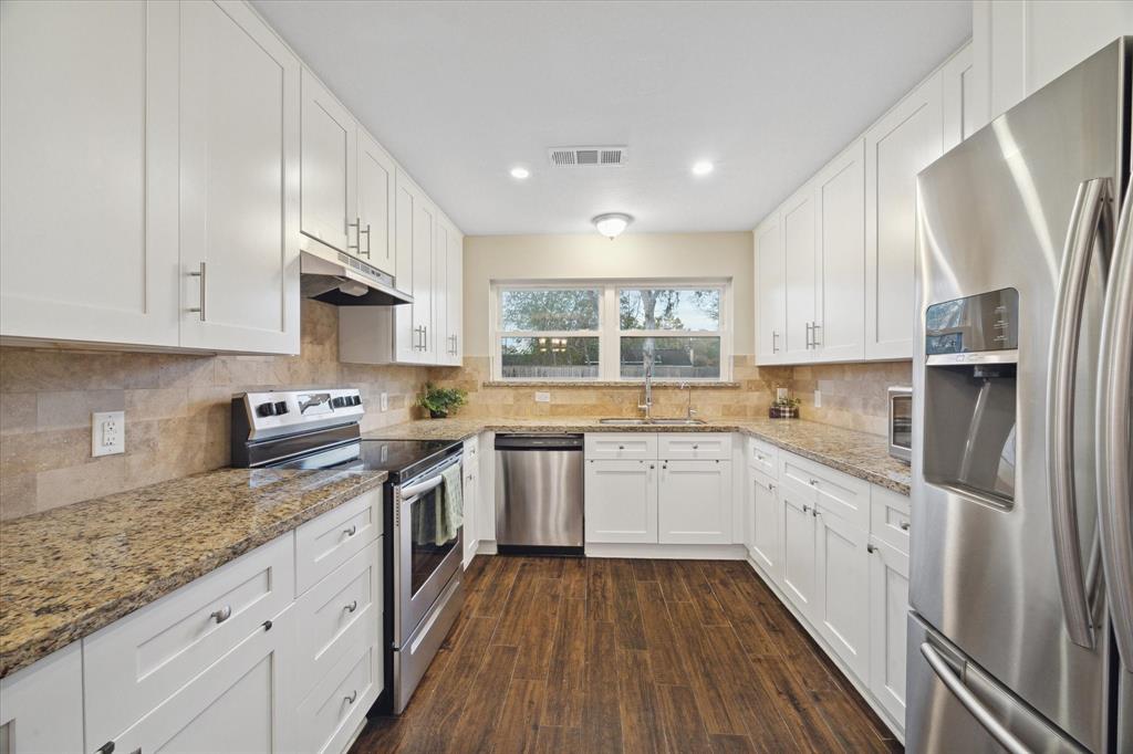 101 Royal Court, Friendswood, Texas image 12