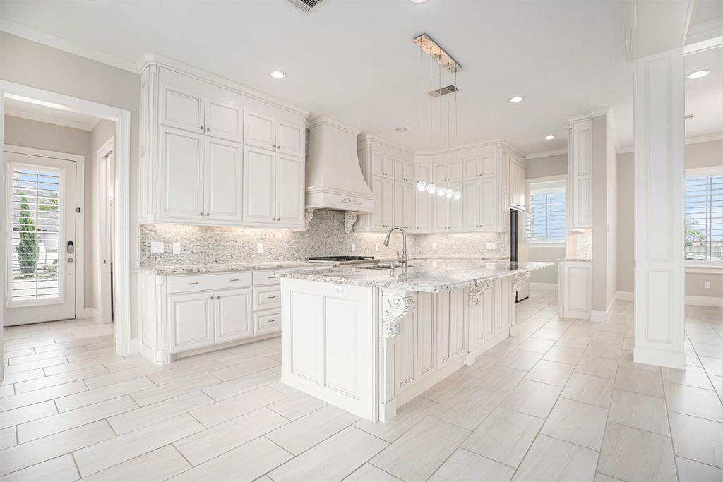 11503 Kings Point Boulevard, Mont Belvieu, Texas image 13