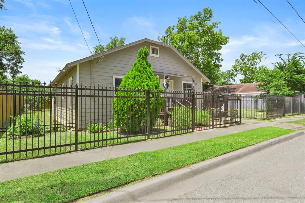 315 E Adoue Street