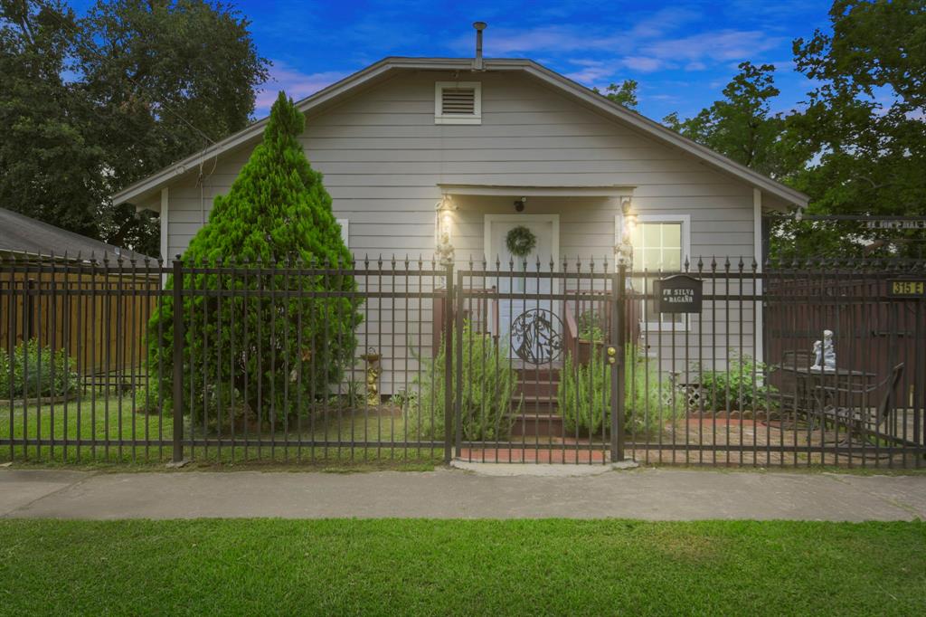 315 E Adoue Street