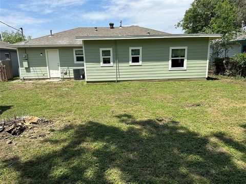 Single Family Residence in Galena Park TX 2514 15th Street 7.jpg