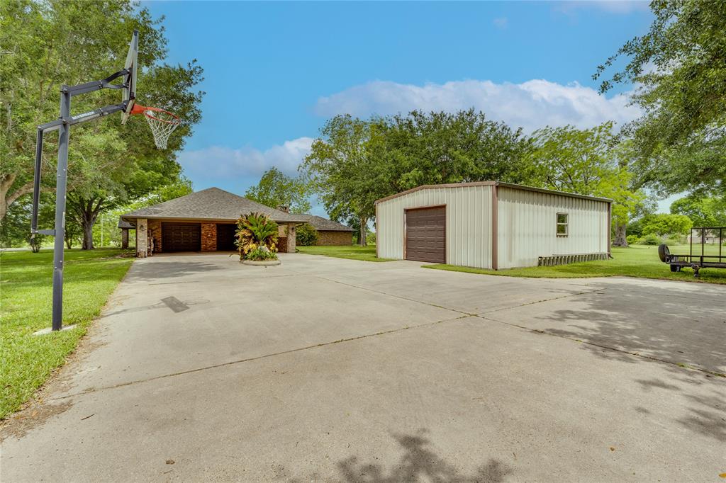 15151 Lakeview Drive, Beach City, Texas image 3