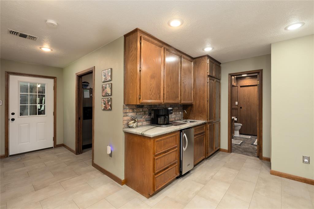 15151 Lakeview Drive, Beach City, Texas image 11