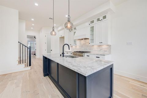 712 W 22nd Street C Houston TX 77008