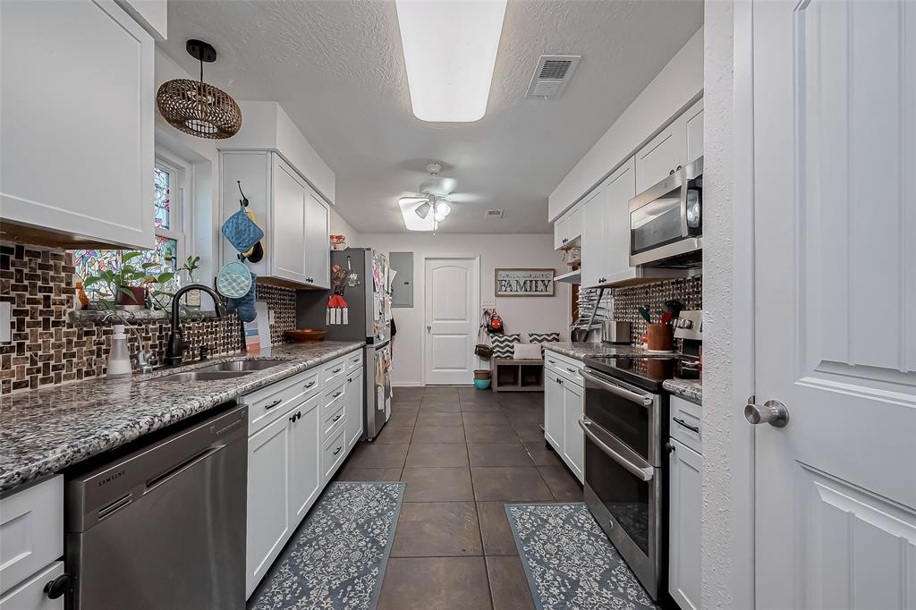 4403 Ravine Drive, Friendswood, Texas image 11