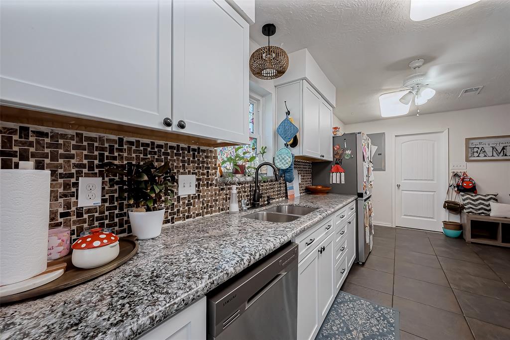 4403 Ravine Drive, Friendswood, Texas image 12
