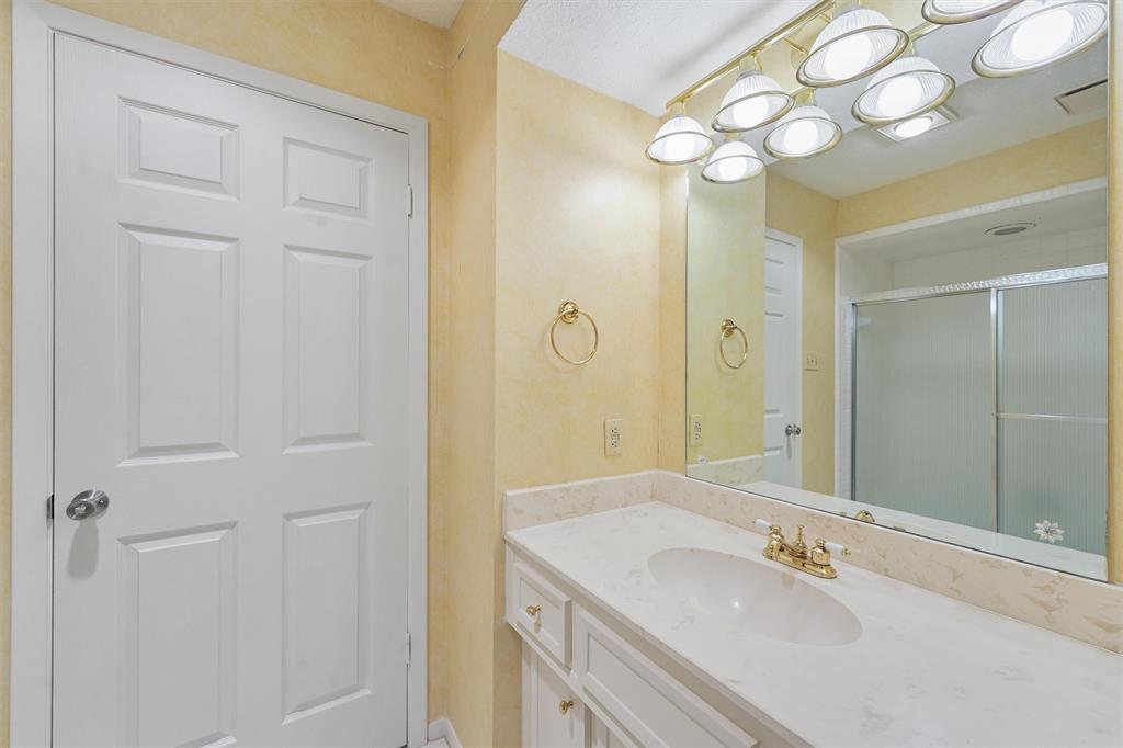 2711 Valley Manor Drive, Kingwood, Texas image 31
