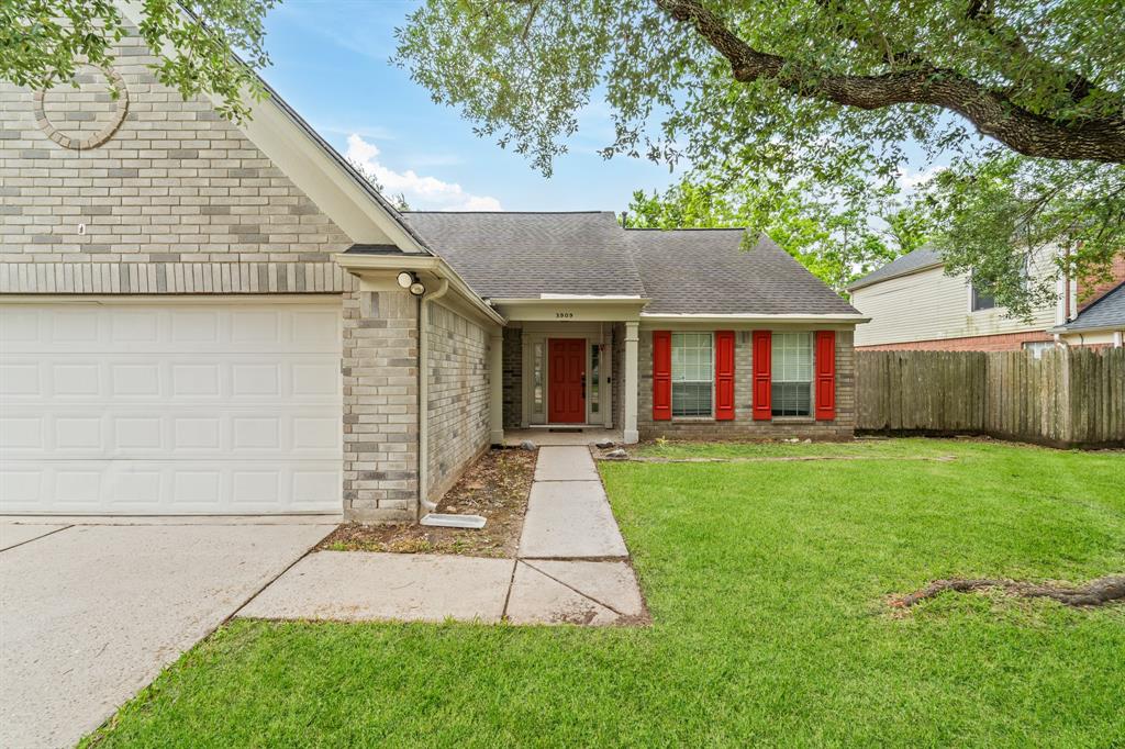 3909 Greenwood Drive Drive, Pearland, Texas image 2