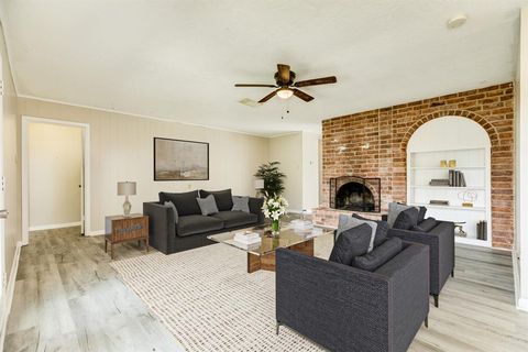 Single Family Residence in Houston TX 711 Beachcomber Lane 2.jpg