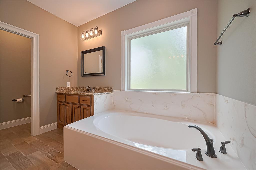 7615 Pecan Drive, Damon, Texas image 36
