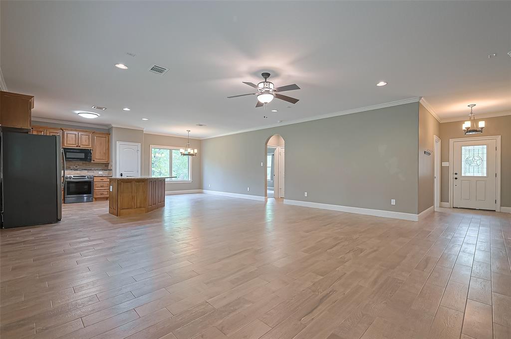 7615 Pecan Drive, Damon, Texas image 11