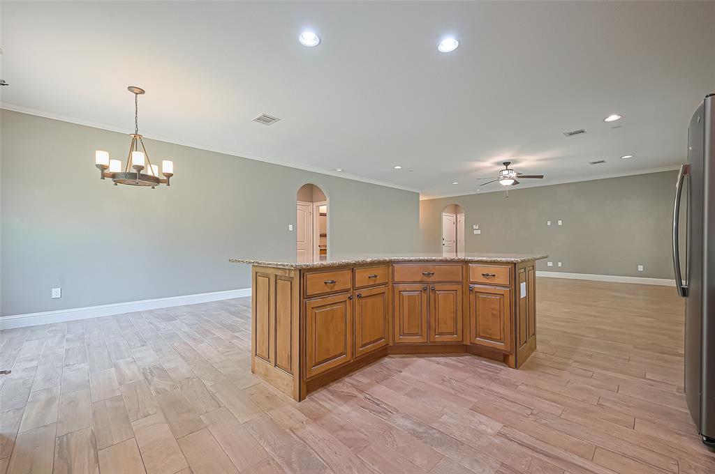 7615 Pecan Drive, Damon, Texas image 16