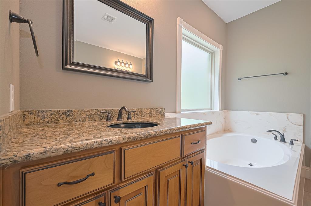 7615 Pecan Drive, Damon, Texas image 34