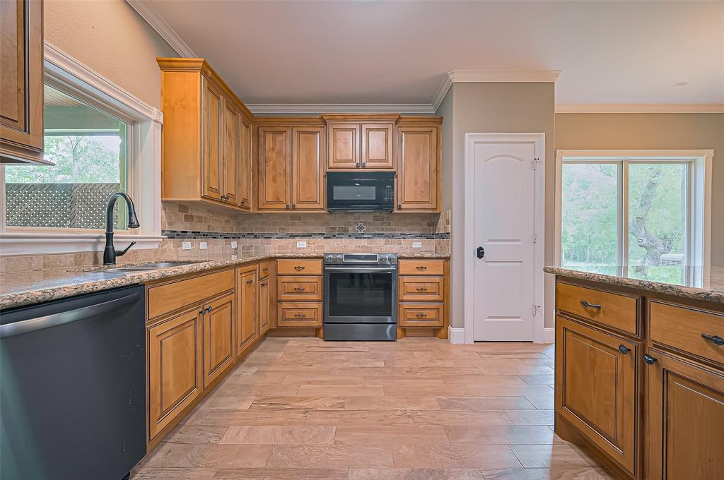 7615 Pecan Drive, Damon, Texas image 14