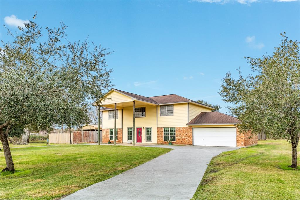 146 Lakewood Drive, Angleton, Texas image 3