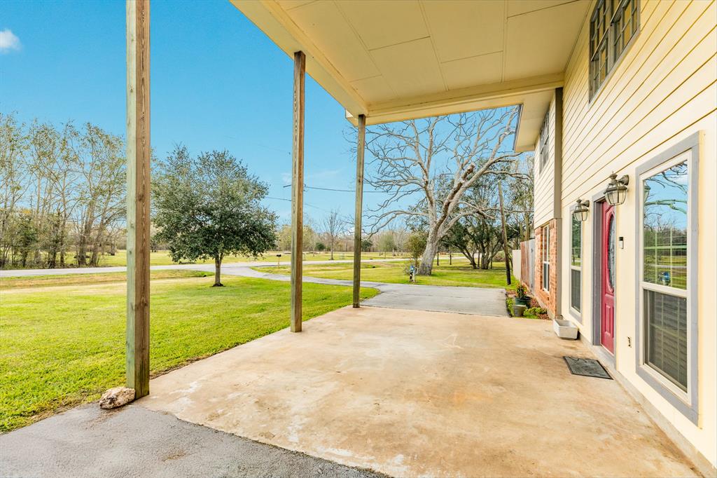 146 Lakewood Drive, Angleton, Texas image 6