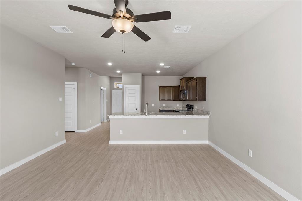 528 Shoreview Drive, Conroe, Texas image 8