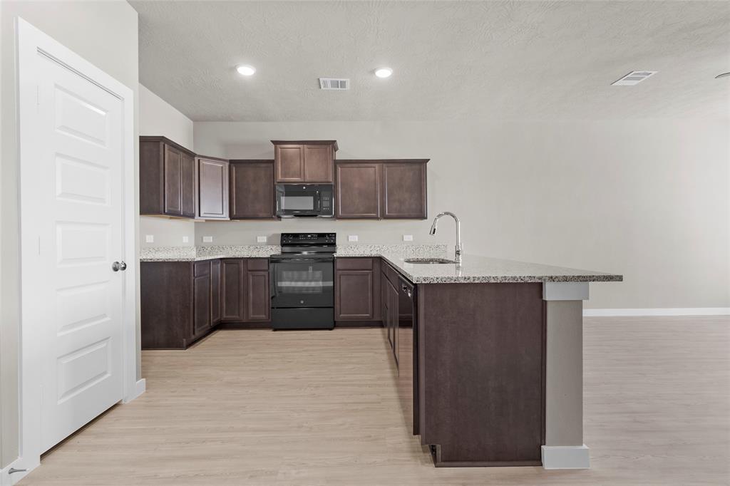 528 Shoreview Drive, Conroe, Texas image 6