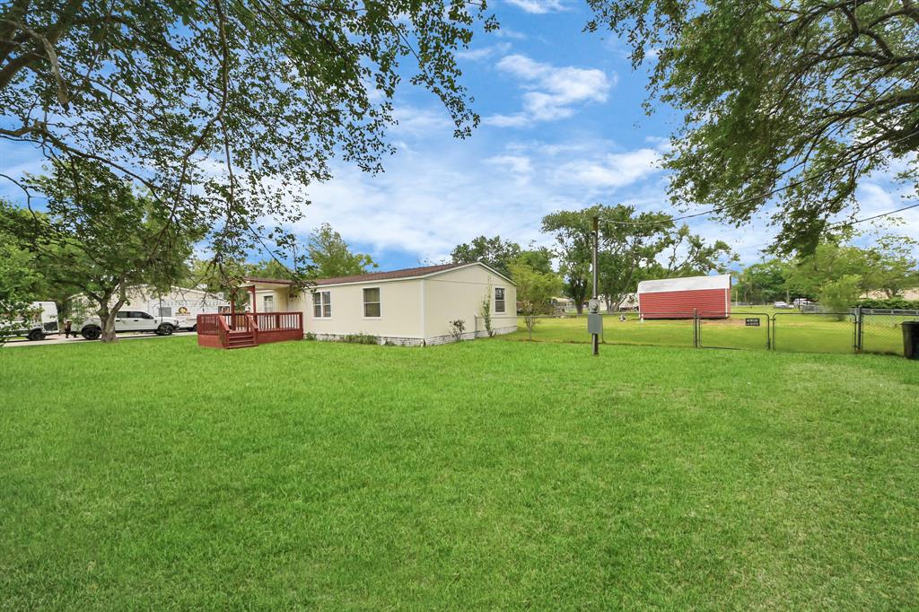 16711 W Sandy Meadows Drive, Rosharon, Texas image 2