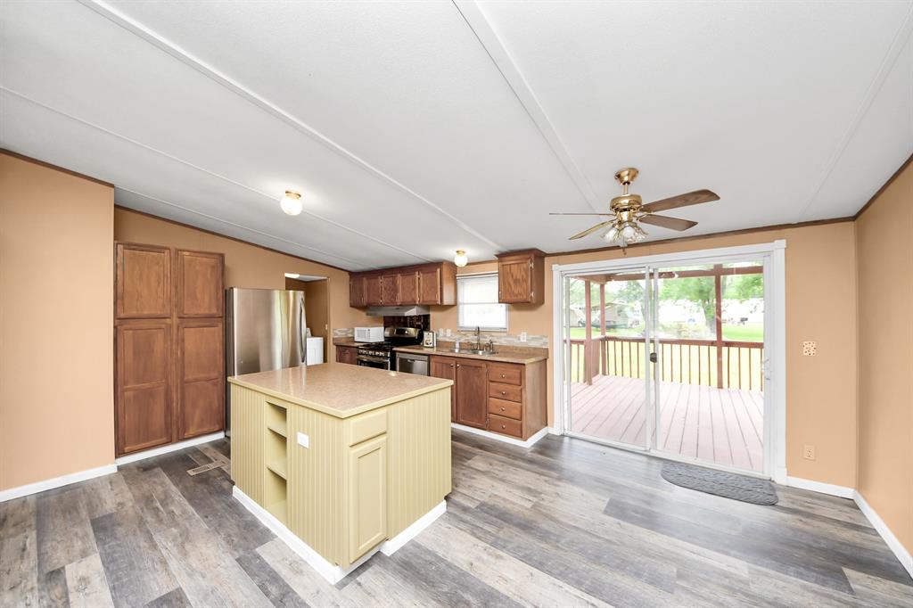 16711 W Sandy Meadows Drive, Rosharon, Texas image 9