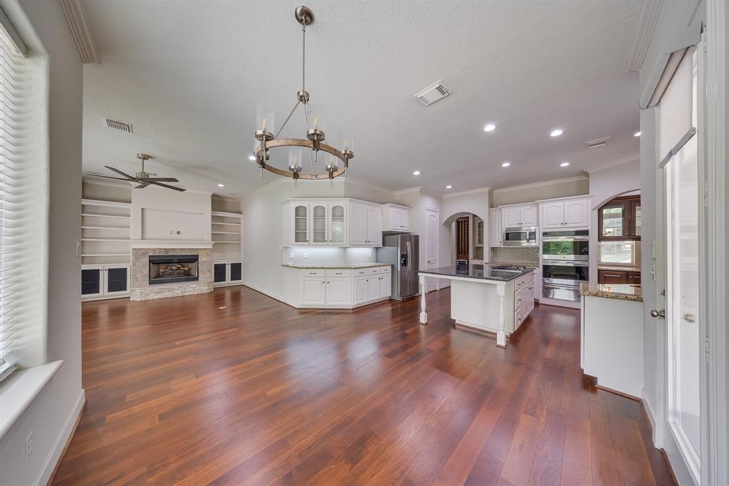 7277 Teaswood Drive, Conroe, Texas image 9