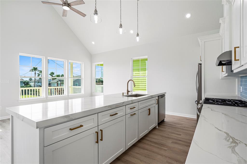 1106 62nd St, Galveston, Texas image 1