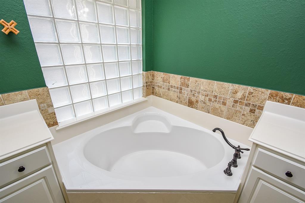 15603 Clear Pointe Drive, Cypress, Texas image 8