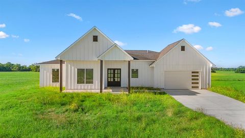 Single Family Residence in Angleton TX 519 Chuckwagon Trail.jpg