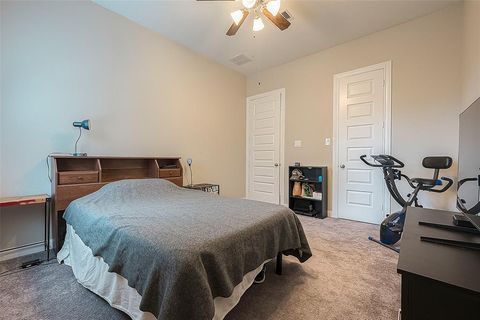 Single Family Residence in Pearland TX 2205 Lago Canyon Court 19.jpg