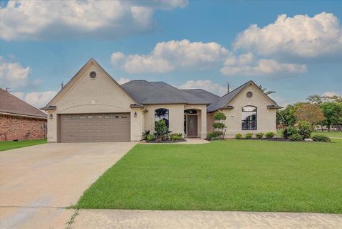 Photo of 112 Washington Avenue, Clute, TX 77531 (MLS # 24063934)