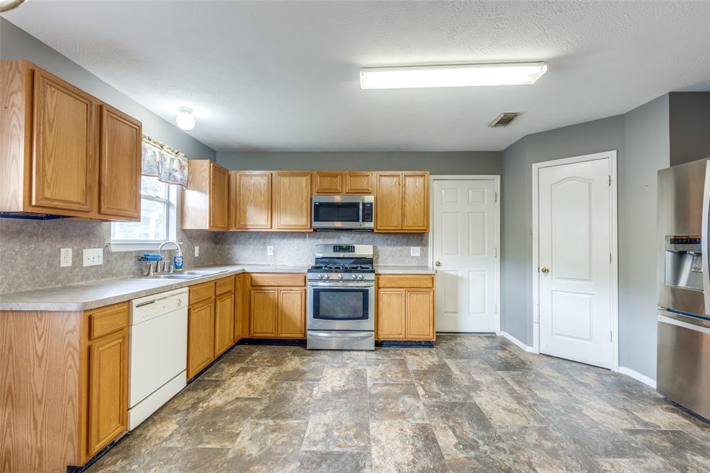 835 Victoria Lakes Drive, Katy, Texas image 10