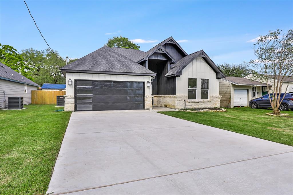 1107 N Main Street, Dayton, Texas image 2