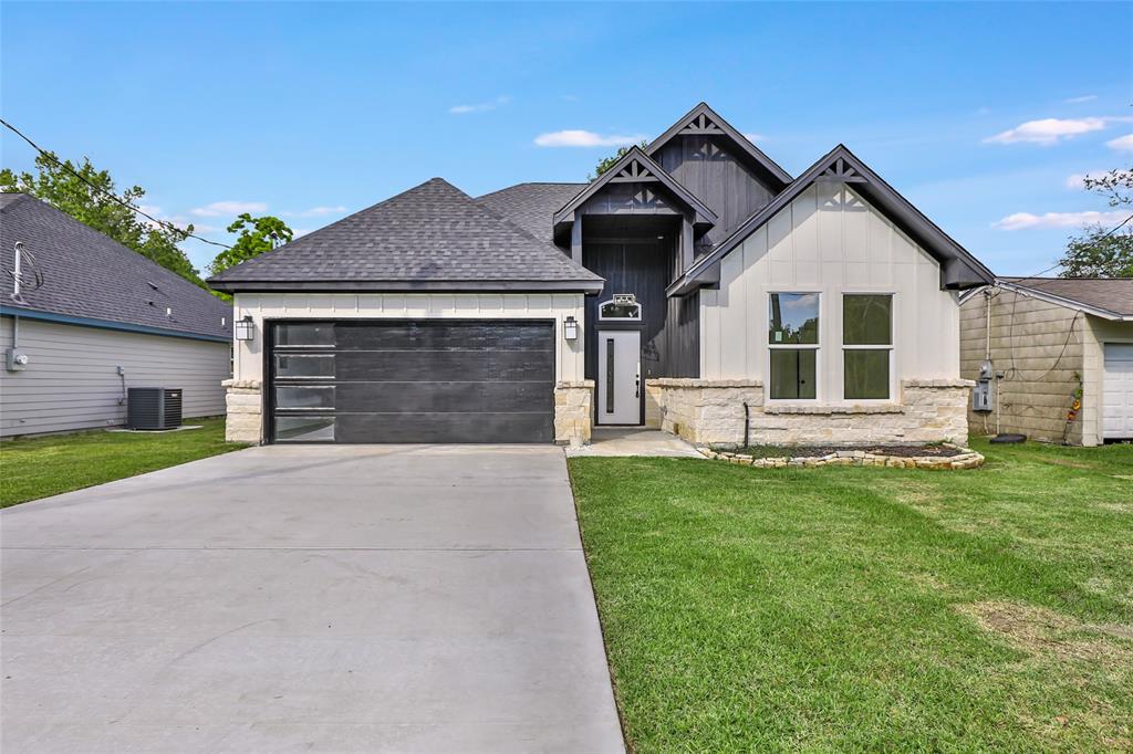 1107 N Main Street, Dayton, Texas image 1