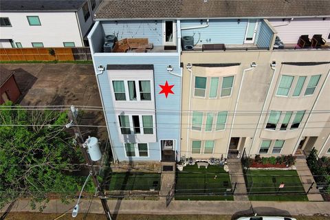 Photo of 5507 Darling Street, Houston, TX 77007 (MLS # 79339919)