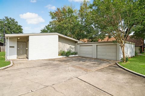 Single Family Residence in Houston TX 2119 Forest Oaks Drive.jpg