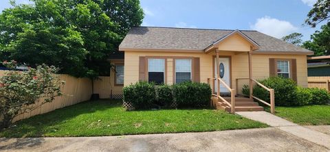 Single Family Residence in Baytown TX 711 Pearce Street.jpg